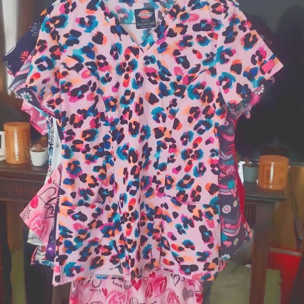Printed Small Scrubs 2 pocket Tops